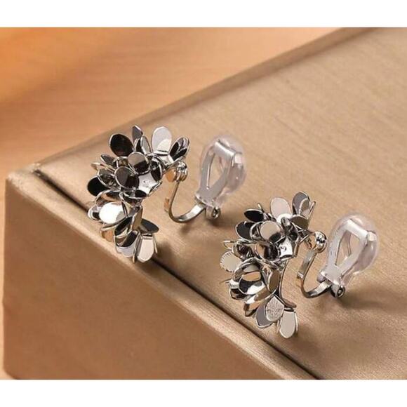 Trendy clip on 1" shiny silver flower cluster earrings - Picture 1 of 4